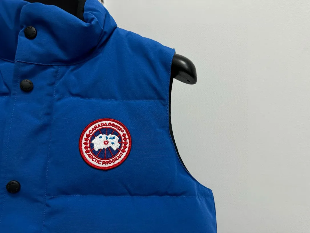 P360 [Canada Goose] Canada Goose #Freestyle Crew 4154M Men’s and Women’s Vest Down# ➖ Imported Behringer embroidery machine with customized 10,000-needle embroidery logo! ➖ Imported 21-count polyester-cotton blended original fabric, using Feather-Light 10D waterproof coating fabric, made of 84.5% polyester fiber and 15.5% cotton, 100% the best feel in the entire network! ➖ The genuine official website uses the national standard 80 white duck down, and will never be misled by false claims such as 90 down or goose down! ➖ 100% nylon nylon lining with double double-layer sealing design to prevent velvet from running away. Top-grade polar fleece is used in the collar and pockets to keep warm and comfortable! ➖ Yoshida YKK provides original custom-made electroplated sliders. YKK two-way lockable zippers are tight and smooth and will not peel off paint! ➖ 3M composite original Velcro is durable, and all accessories and hardware are disassembled and customized! ⛔No slander, no exaggeration, no need for too much copywriting, because it is focused, it is professional!  SIZE: XS S M L XL XXL